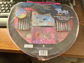 851439 Dreamworks Trolls World Tour 65 Piece Deluxe Art Set