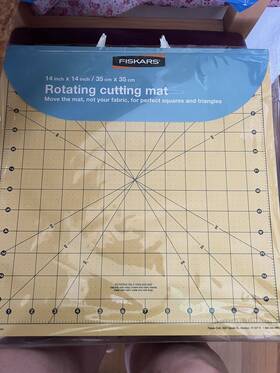 100590-1003 Fiskars - 14 Inch X Self Healing Rotating Cutting Mat. Euc